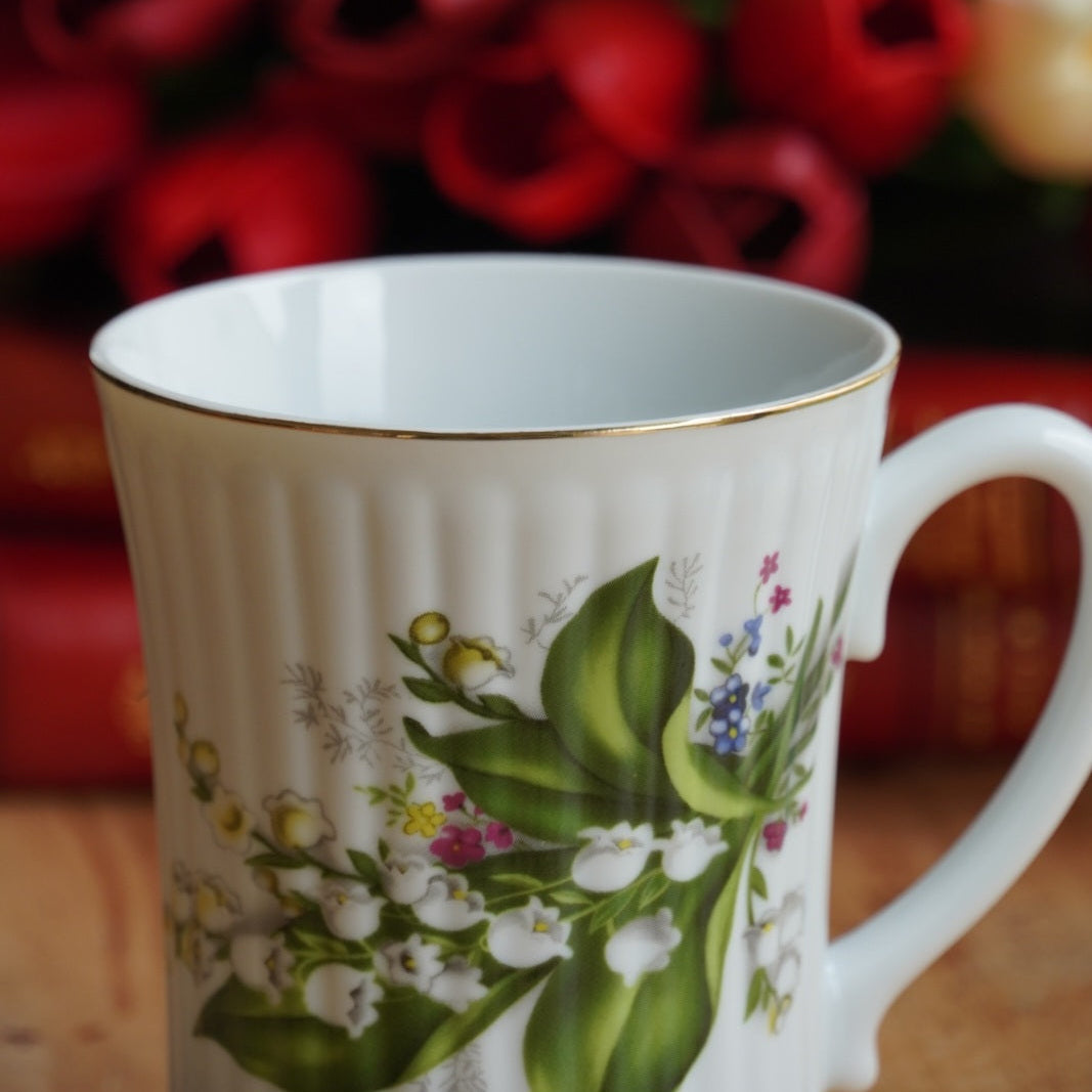 Mug "Lily" en porcelaine anglaise côtelée fleurie et dorée