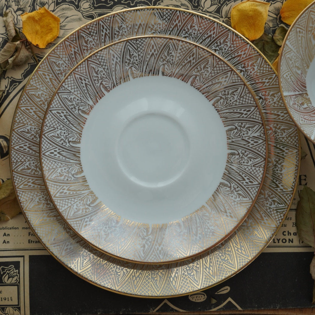 Tasse "Wilma" en porcelaine allemande sur pied fleurie et dorée et son assiette à gâteau Bavaria