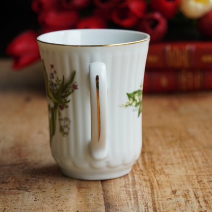 Mug "Lily" en porcelaine anglaise côtelée fleurie et dorée