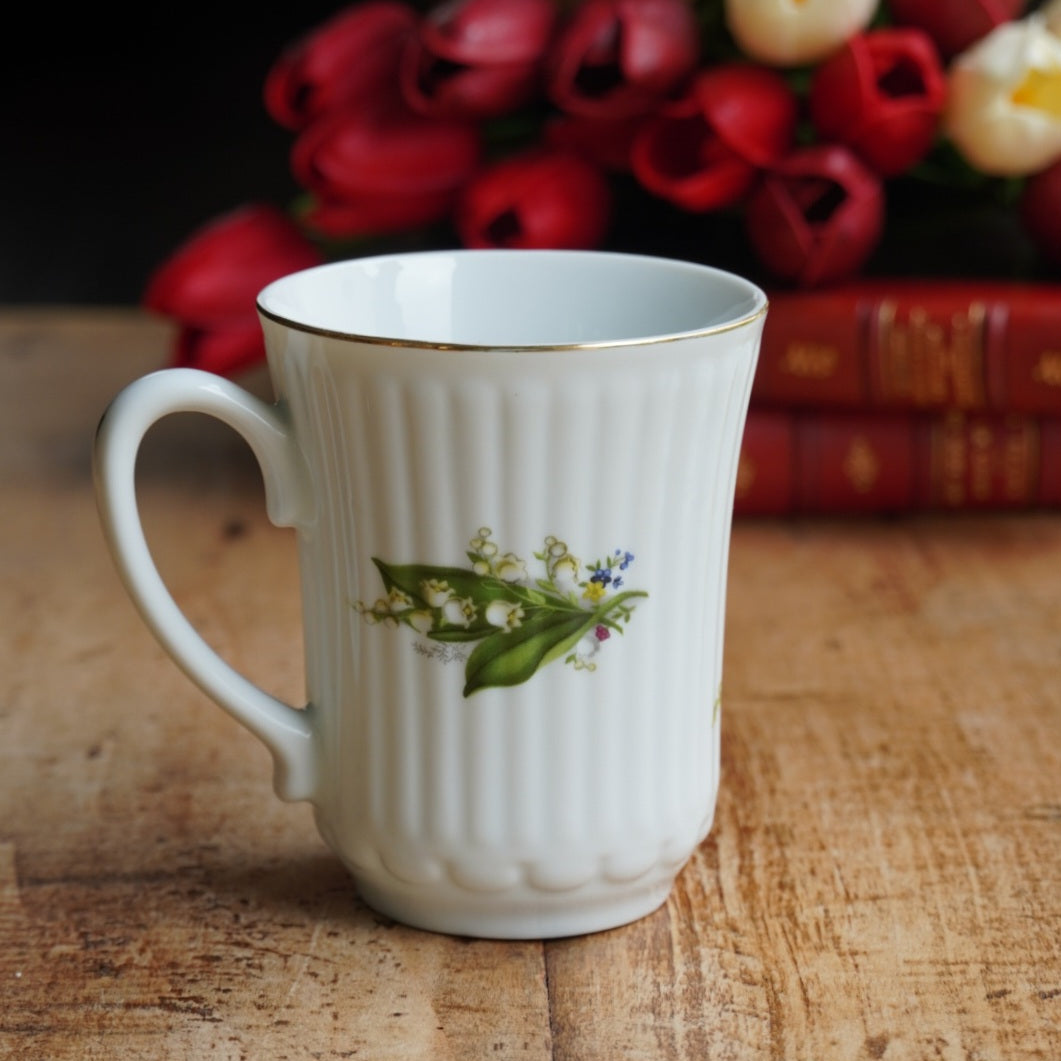 Mug "Lily" en porcelaine anglaise côtelée fleurie et dorée