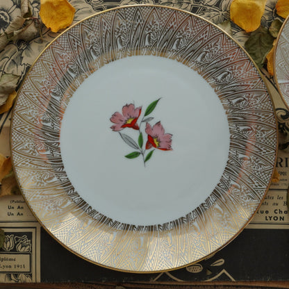 Tasse "Wilma" en porcelaine allemande sur pied fleurie et dorée et son assiette à gâteau Bavaria