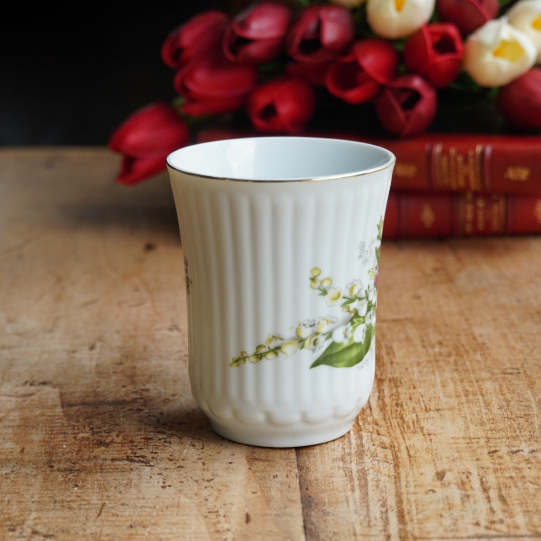 Mug "Lily" en porcelaine anglaise côtelée fleurie et dorée