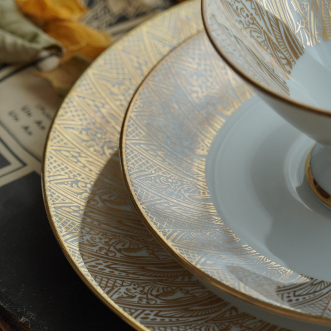 Tasse "Wilma" en porcelaine allemande sur pied fleurie et dorée et son assiette à gâteau Bavaria