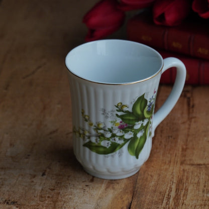 Mug "Lily" en porcelaine anglaise côtelée fleurie et dorée