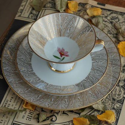 Tasse "Wilma" en porcelaine allemande sur pied fleurie et dorée et son assiette à gâteau Bavaria