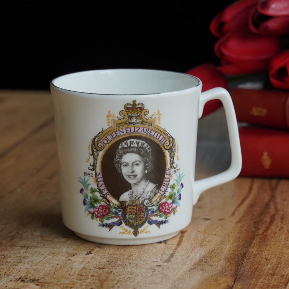 Mug "Eliza" en porcelaine anglaise Royal Grafton commémorative du 25ème anniversaire de l'accession au trône de la reine Elizabeth II (Silver Jubilee)
