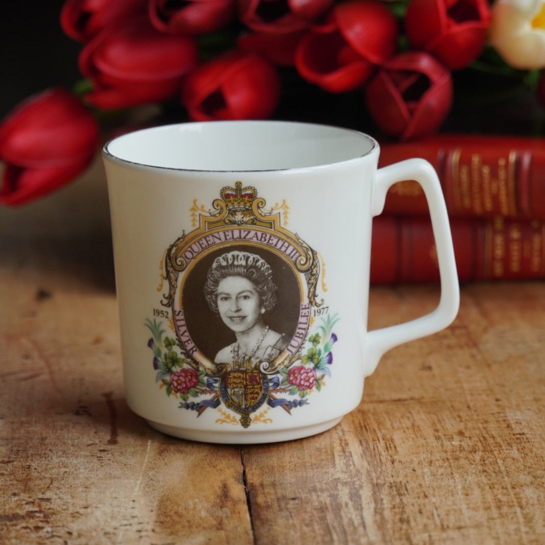Mug "Eliza" en porcelaine anglaise Royal Grafton commémorative du 25ème anniversaire de l'accession au trône de la reine Elizabeth II (Silver Jubilee)