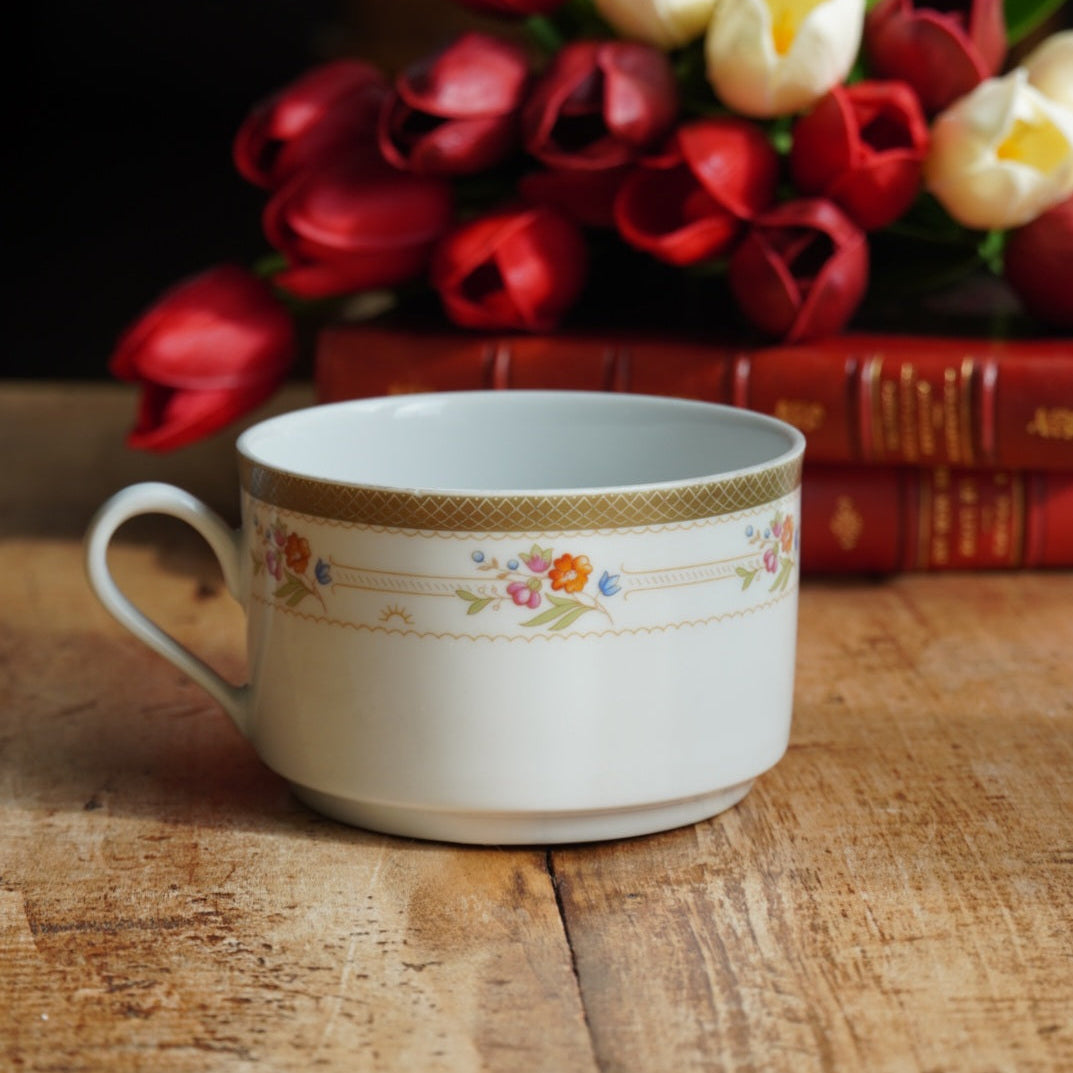 Grande tasse "Ilse" en porcelaine allemande fleurie et dorée Winterling Bavaria
