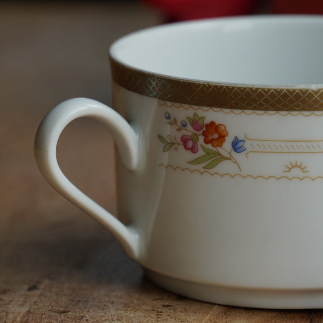 Grande tasse "Ilse" en porcelaine allemande fleurie et dorée Winterling Bavaria