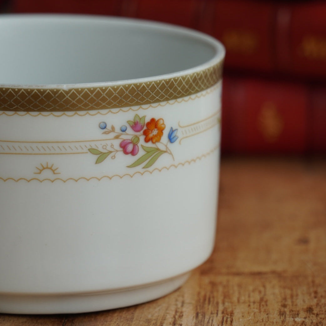 Grande tasse "Ilse" en porcelaine allemande fleurie et dorée Winterling Bavaria