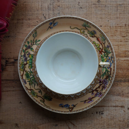 Petite tasse "Hettie" en porcelaine anglaise au décor floral polychrome et doré Royal Worcester