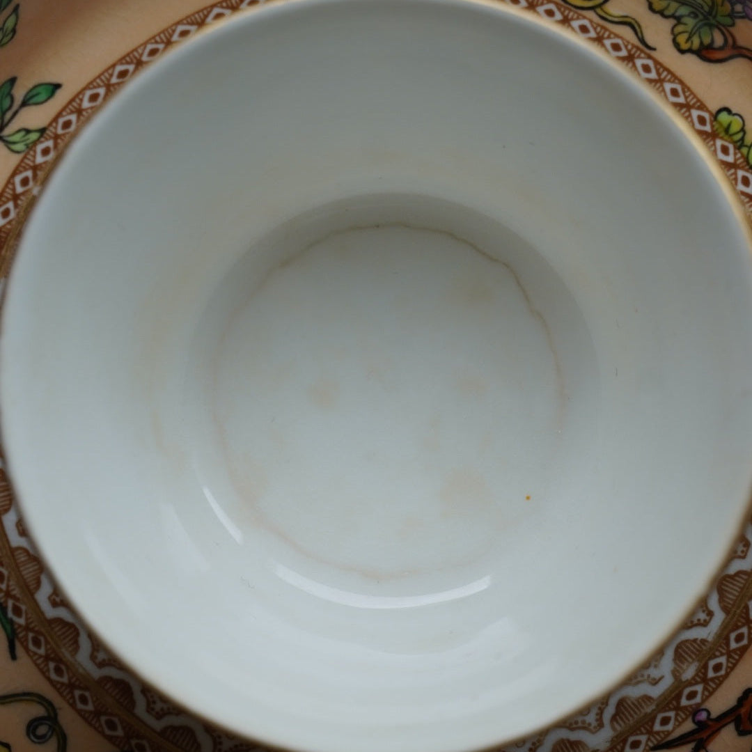 Petite tasse "Hettie" en porcelaine anglaise au décor floral polychrome et doré Royal Worcester