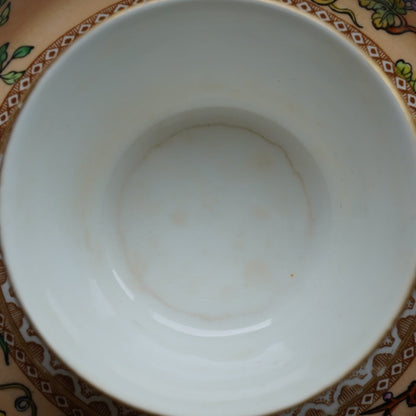 Petite tasse "Hettie" en porcelaine anglaise au décor floral polychrome et doré Royal Worcester