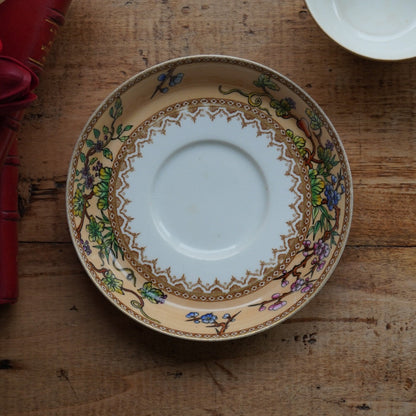 Petite tasse "Hettie" en porcelaine anglaise au décor floral polychrome et doré Royal Worcester
