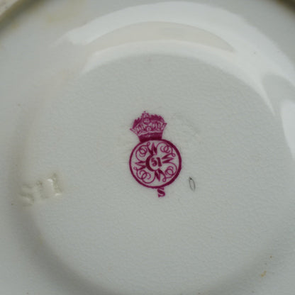 Petite tasse "Hettie" en porcelaine anglaise au décor floral polychrome et doré Royal Worcester