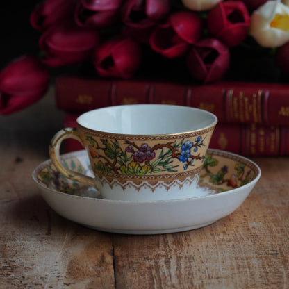 Petite tasse "Hettie" en porcelaine anglaise au décor floral polychrome et doré Royal Worcester
