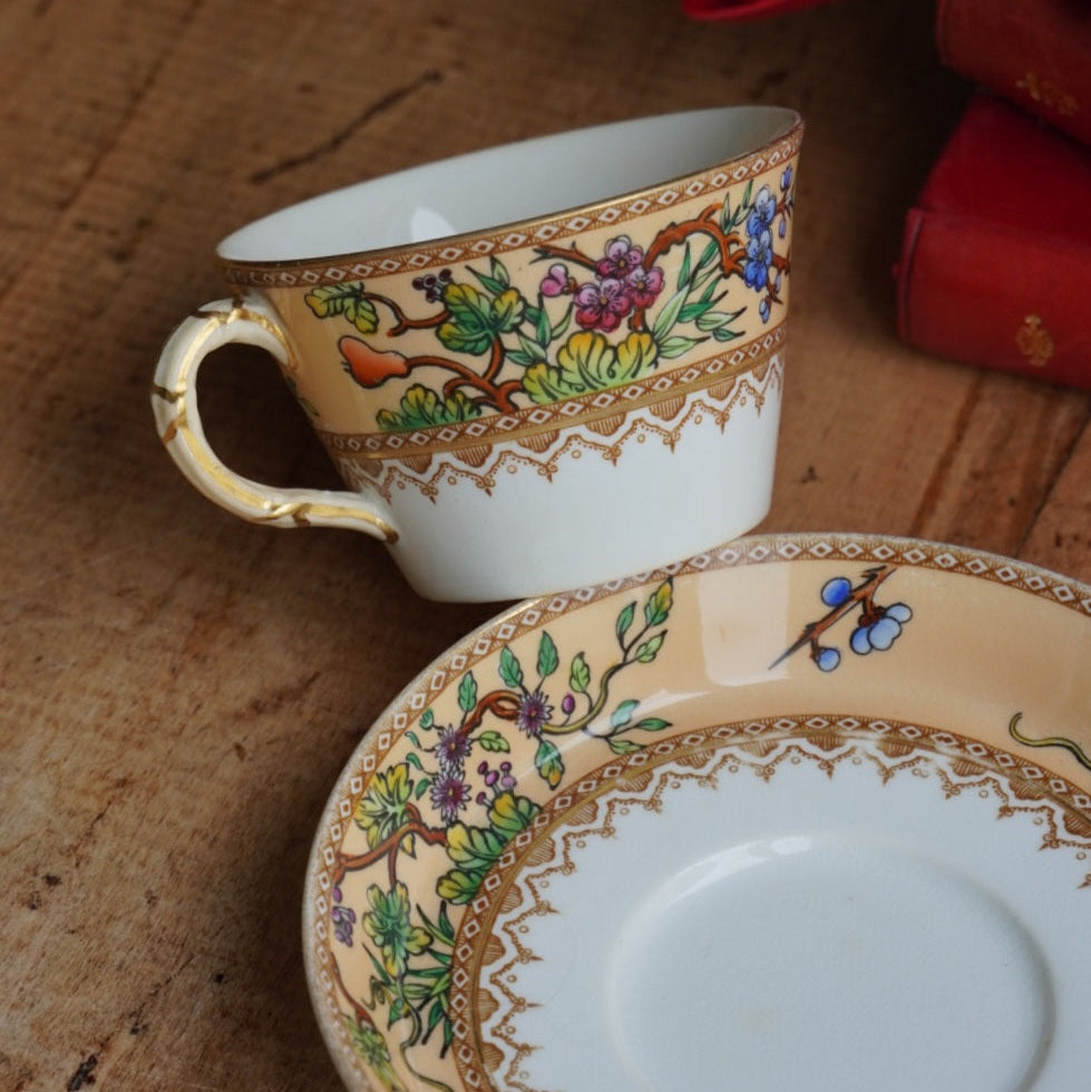 Petite tasse "Hettie" en porcelaine anglaise au décor floral polychrome et doré Royal Worcester