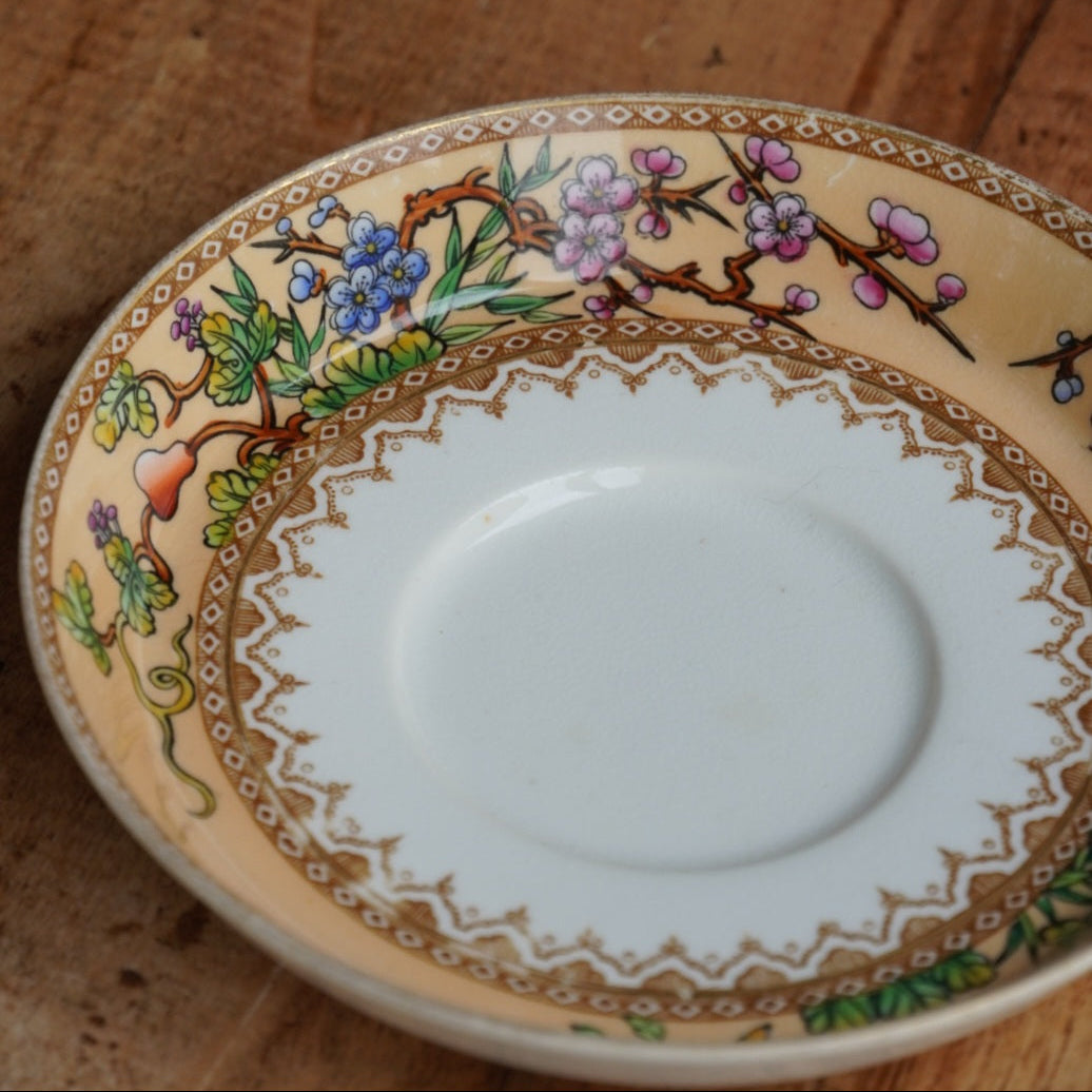 Petite tasse "Hettie" en porcelaine anglaise au décor floral polychrome et doré Royal Worcester