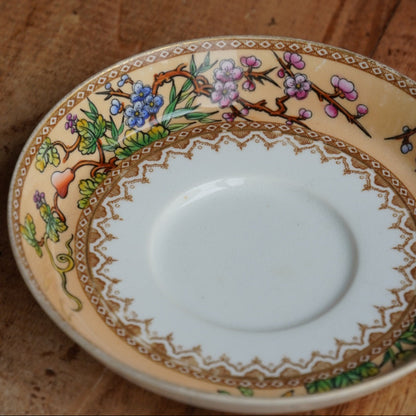 Petite tasse "Hettie" en porcelaine anglaise au décor floral polychrome et doré Royal Worcester