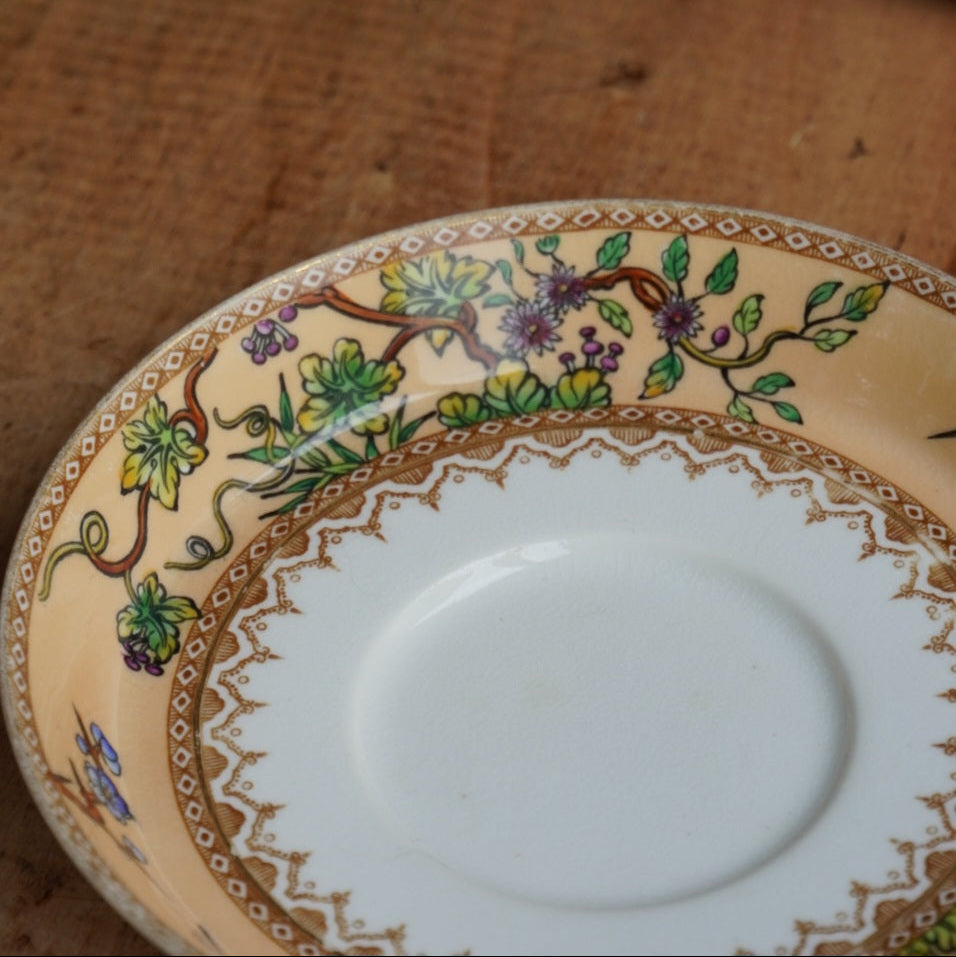 Petite tasse "Hettie" en porcelaine anglaise au décor floral polychrome et doré Royal Worcester