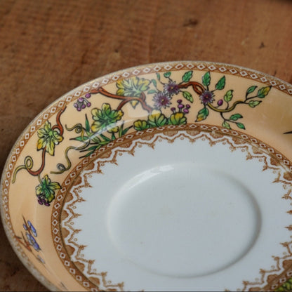 Petite tasse "Hettie" en porcelaine anglaise au décor floral polychrome et doré Royal Worcester