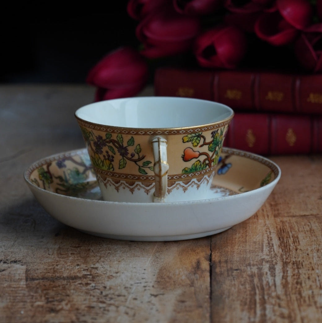 Petite tasse "Hettie" en porcelaine anglaise au décor floral polychrome et doré Royal Worcester