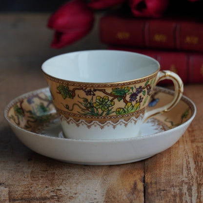 Petite tasse "Hettie" en porcelaine anglaise au décor floral polychrome et doré Royal Worcester
