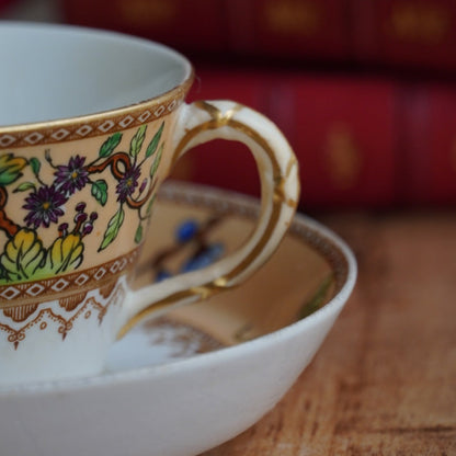 Petite tasse "Hettie" en porcelaine anglaise au décor floral polychrome et doré Royal Worcester