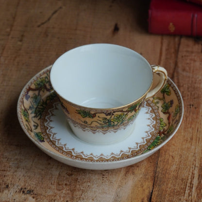 Petite tasse "Hettie" en porcelaine anglaise au décor floral polychrome et doré Royal Worcester
