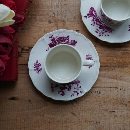Tête-à-tête de petites tasses "Joan" en faïence anglaise aux décors floral et de scènes paysannes Wedgwood modèle Personages (RARE)