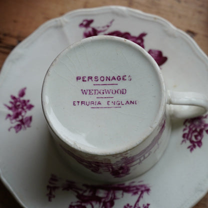 Tête-à-tête de petites tasses "Joan" en faïence anglaise aux décors floral et de scènes paysannes Wedgwood modèle Personages (RARE)