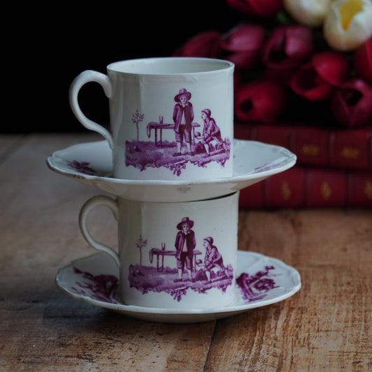 Tête-à-tête de petites tasses "Joan" en faïence anglaise aux décors floral et de scènes paysannes Wedgwood modèle Personages (RARE)