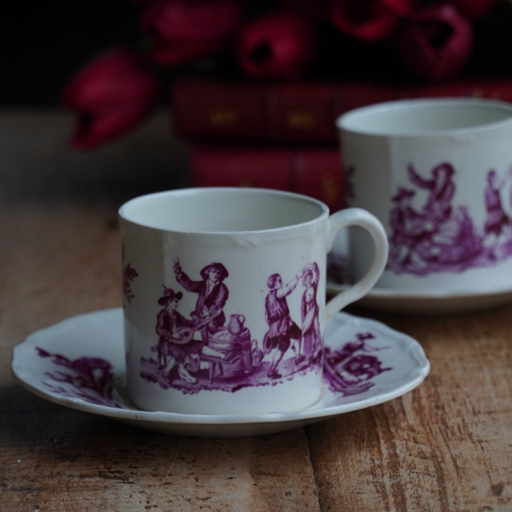Tête-à-tête de petites tasses "Joan" en faïence anglaise aux décors floral et de scènes paysannes Wedgwood modèle Personages (RARE)