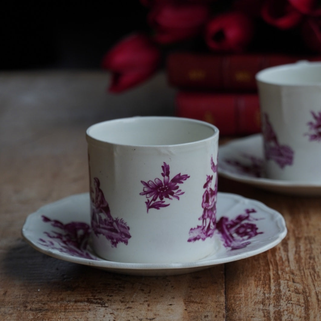Tête-à-tête de petites tasses "Joan" en faïence anglaise aux décors floral et de scènes paysannes Wedgwood modèle Personages (RARE)
