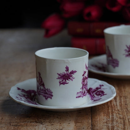 Tête-à-tête de petites tasses "Joan" en faïence anglaise aux décors floral et de scènes paysannes Wedgwood modèle Personages (RARE)