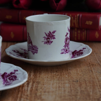 Tête-à-tête de petites tasses "Joan" en faïence anglaise aux décors floral et de scènes paysannes Wedgwood modèle Personages (RARE)