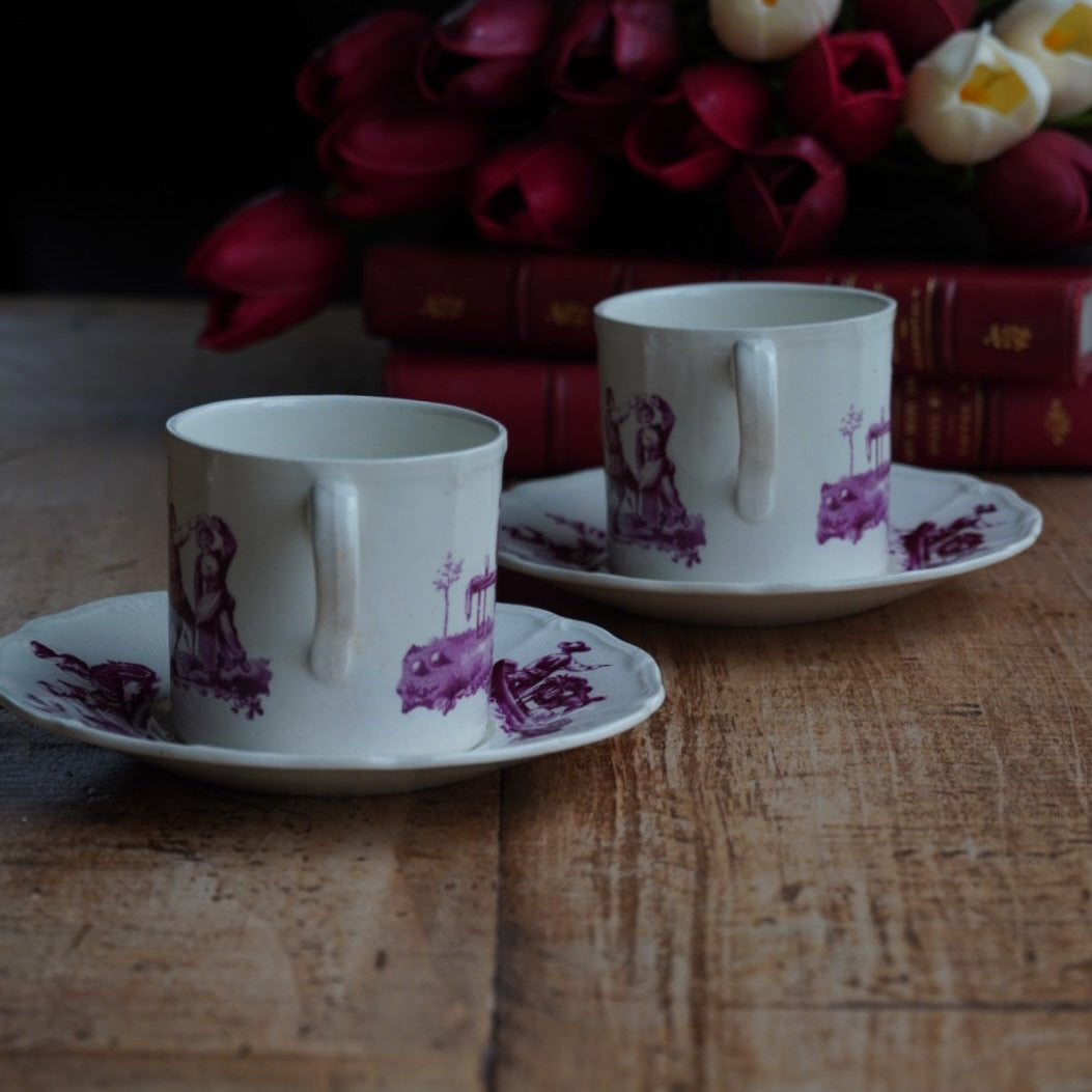 Tête-à-tête de petites tasses "Joan" en faïence anglaise aux décors floral et de scènes paysannes Wedgwood modèle Personages (RARE)