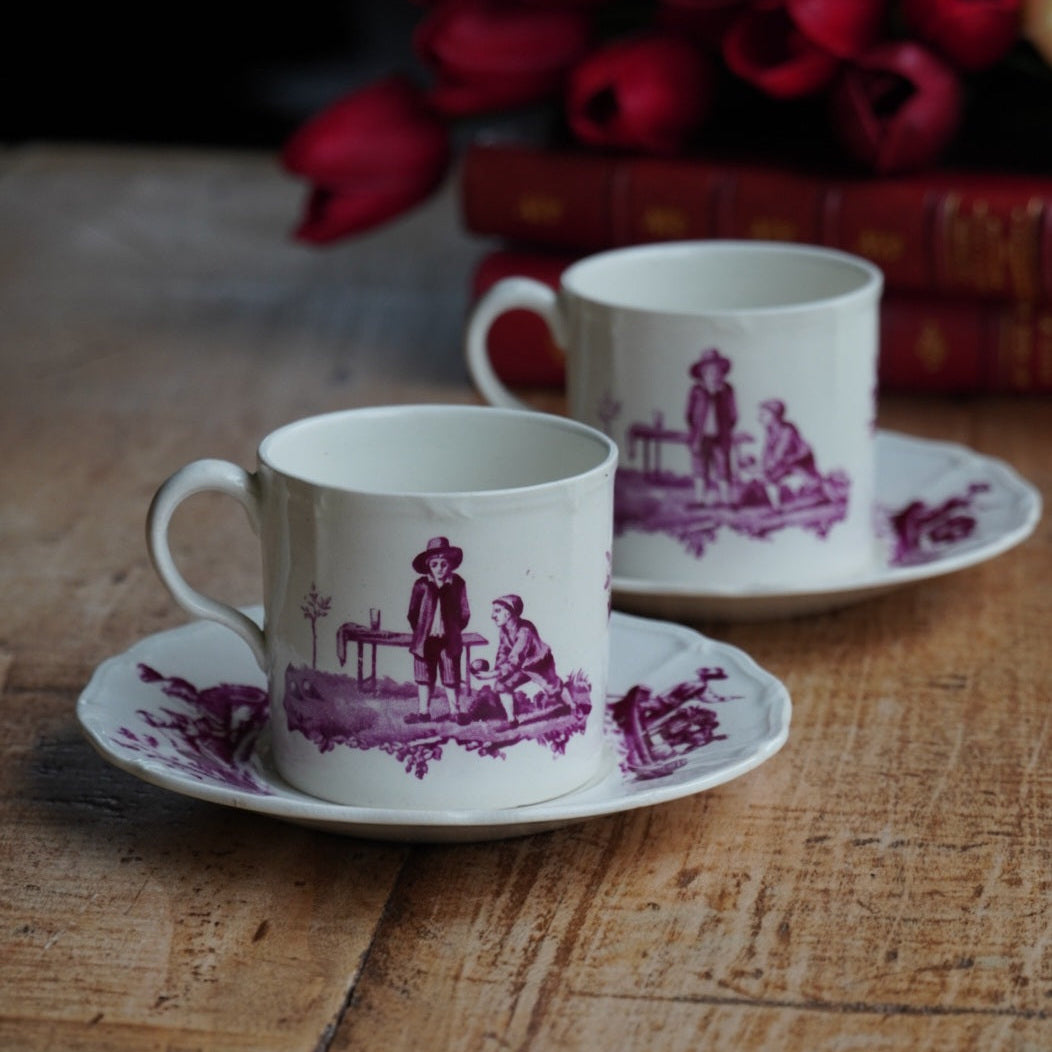 Tête-à-tête de petites tasses "Joan" en faïence anglaise aux décors floral et de scènes paysannes Wedgwood modèle Personages (RARE)