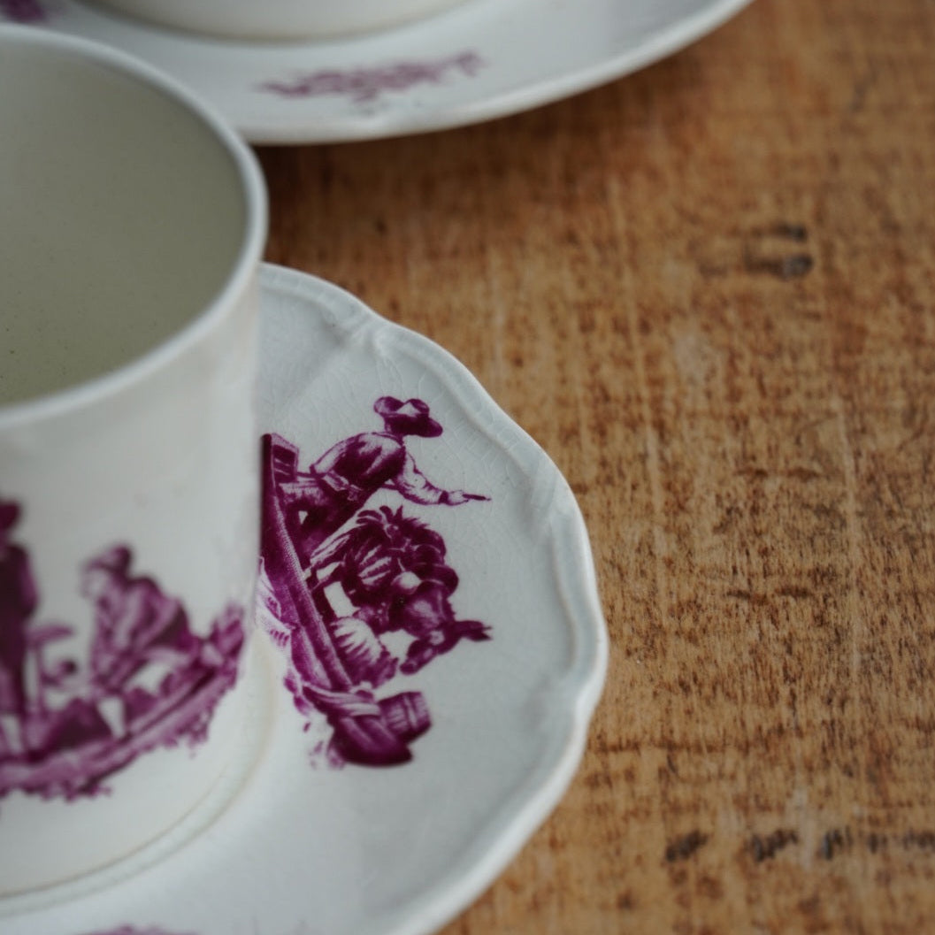 Tête-à-tête de petites tasses "Joan" en faïence anglaise aux décors floral et de scènes paysannes Wedgwood modèle Personages (RARE)