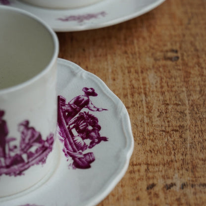 Tête-à-tête de petites tasses "Joan" en faïence anglaise aux décors floral et de scènes paysannes Wedgwood modèle Personages (RARE)