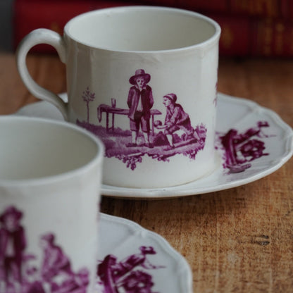 Tête-à-tête de petites tasses "Joan" en faïence anglaise aux décors floral et de scènes paysannes Wedgwood modèle Personages (RARE)
