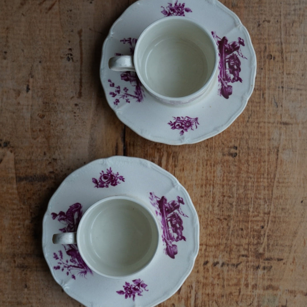 Tête-à-tête de petites tasses "Joan" en faïence anglaise aux décors floral et de scènes paysannes Wedgwood modèle Personages (RARE)