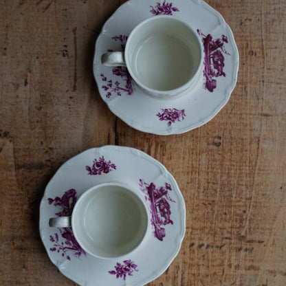 Tête-à-tête de petites tasses "Joan" en faïence anglaise aux décors floral et de scènes paysannes Wedgwood modèle Personages (RARE)