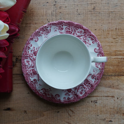 Tasse "Mary" en faïence anglaise torsadée au décor de scéne rougeâtre Johnson Brothers modèle Coaching Scenes