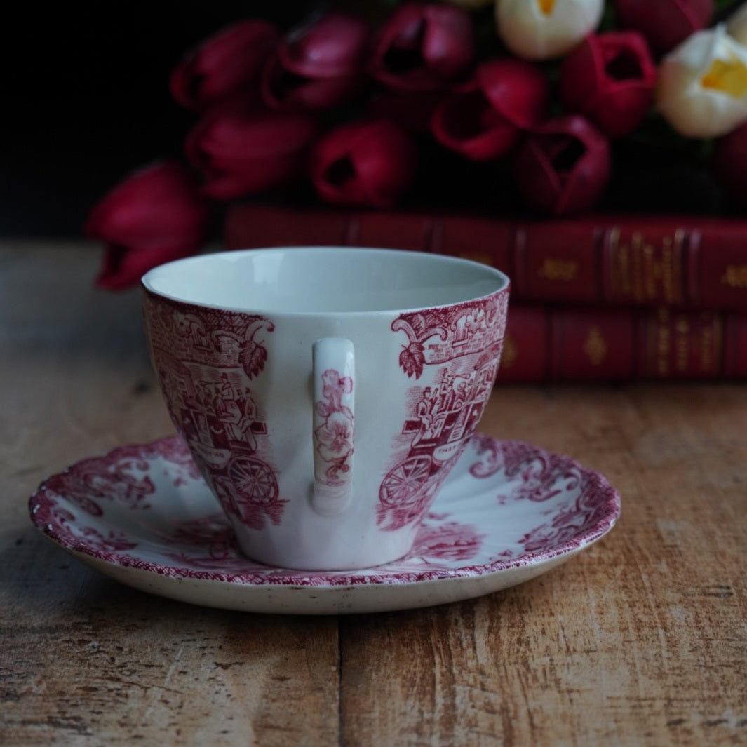 Tasse "Mary" en faïence anglaise torsadée au décor de scéne rougeâtre Johnson Brothers modèle Coaching Scenes