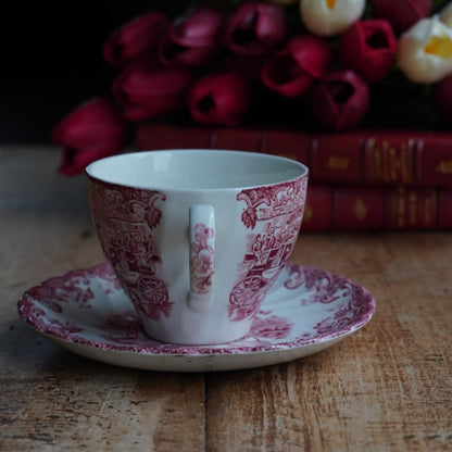 Tasse "Mary" en faïence anglaise torsadée au décor de scéne rougeâtre Johnson Brothers modèle Coaching Scenes