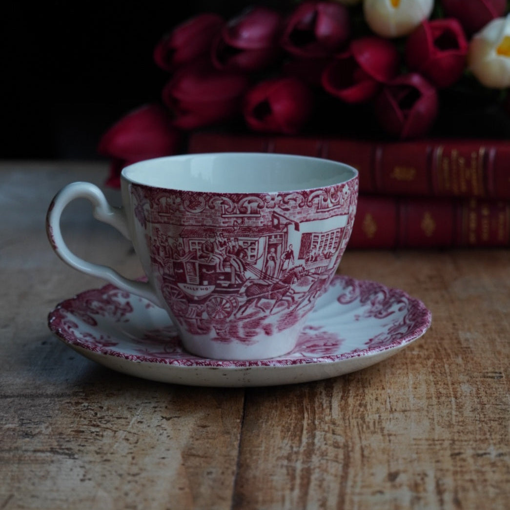 Tasse "Mary" en faïence anglaise torsadée au décor de scéne rougeâtre Johnson Brothers modèle Coaching Scenes