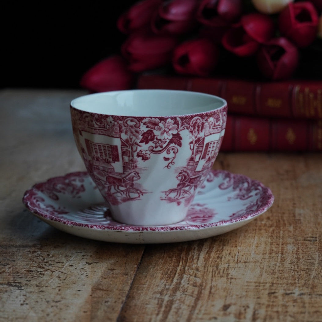 Tasse "Mary" en faïence anglaise torsadée au décor de scéne rougeâtre Johnson Brothers modèle Coaching Scenes