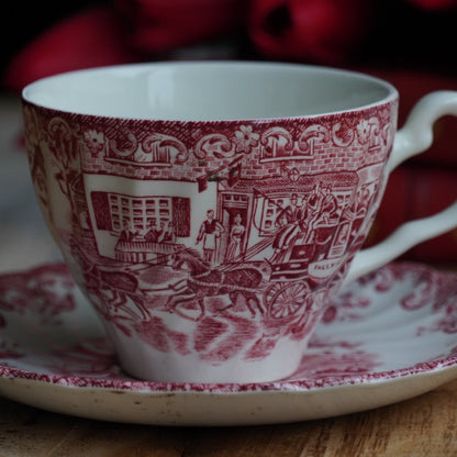 Tasse "Mary" en faïence anglaise torsadée au décor de scéne rougeâtre Johnson Brothers modèle Coaching Scenes