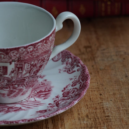 Tasse "Mary" en faïence anglaise torsadée au décor de scéne rougeâtre Johnson Brothers modèle Coaching Scenes